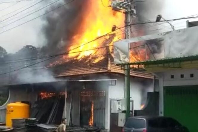
Toko dan Rumah di Sukorejo Ludes Terbakar