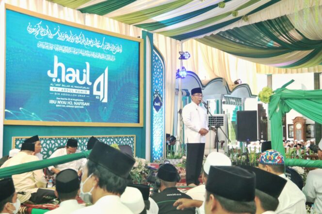 
Berlangsung Khidmad, Haul KH Abdul Hamid Dihadiri Ribuan Jamaah dan Tokoh-Tokoh Publik