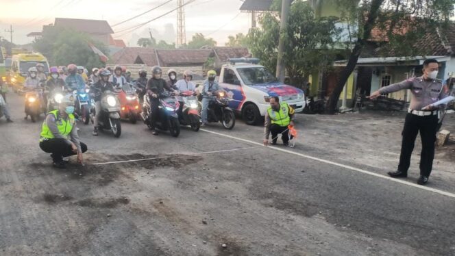 
Tergelincir Akibat Ceceran Minyak Solar di Jalan Raya, Pemotor di Pasuruan Tewas Terlindas Truk