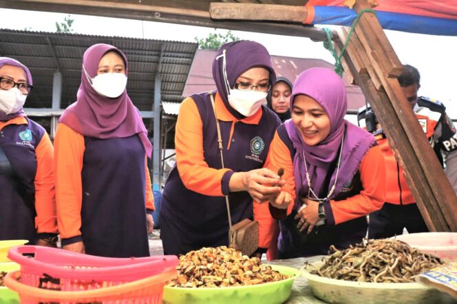 
Tekan Stunting, Fatma Saifullah Yusuf Kampanye Yuk Makan Ikan