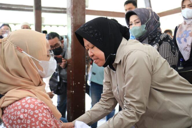 
Istri Korban Tragedi Kanjurahan Tak Kuasa Tahan Tangis di Hadapan Mensos Risma