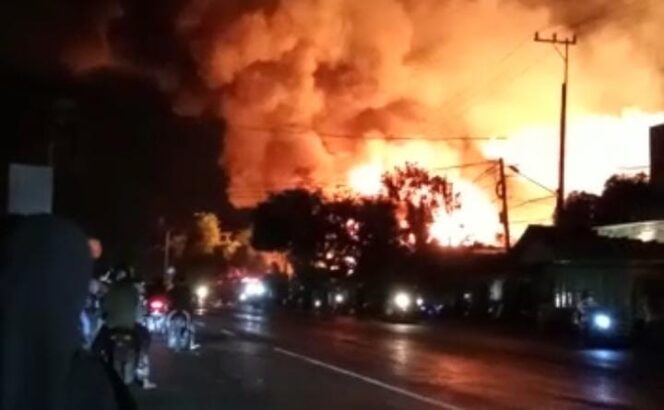 
Pabrik Kayu di Gadingrejo Pasuruan Ludes Terbakar