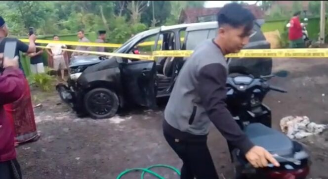 
Mobil Ketua LSM di   Probolinggo Dibakar OTK