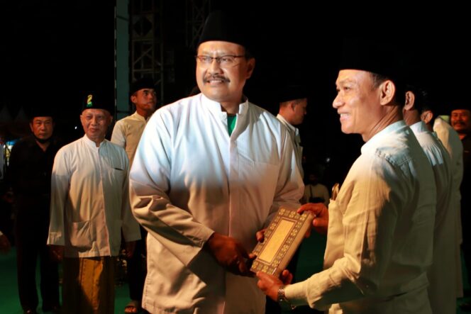 
Gus Ipul Serahkan Simbolis 1500 Alquran ke LPTQ hingga Kemenag Kota Pasuruan