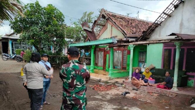 
Puluhan Rumah di Sukorejo Rusak Disapu Puting Beliung
