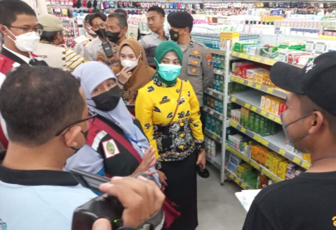 
Petugas Gabungan di Kota Pasuruan Razia Obat Sirup yang Dilarang Dijual