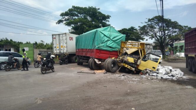 
Dua Kendaraan Truk Terlibat Kecelakaan di Jalur Pantura Pasuruan