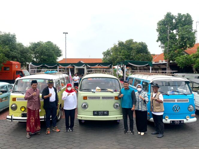 
Gus Ipul Sambut Kedatangan Ratusan Pecinta VW dan Vespa di Kota Pasuruan