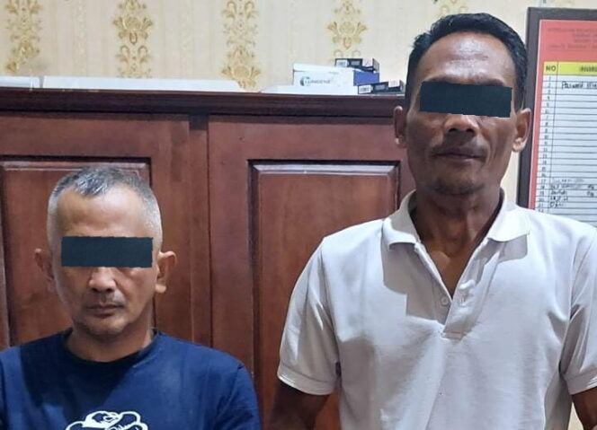 
Dua Pria di Pasuruan Digrebek Polisi Saat Pakai Sabu di Kandang Kambing