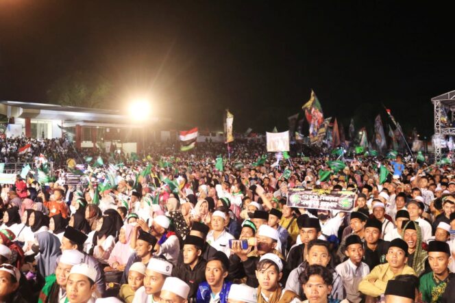 
Ribuan Syechermania Hadiri Sholawat Bersama Habib Syech di Pasuruan