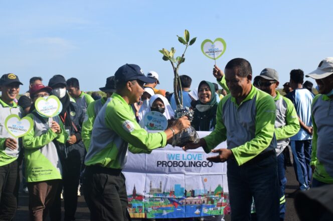 
Peduli Lingkungan, Pegadaian Probolinggo Tanam 1500 Bibit Mangrove di Pantai