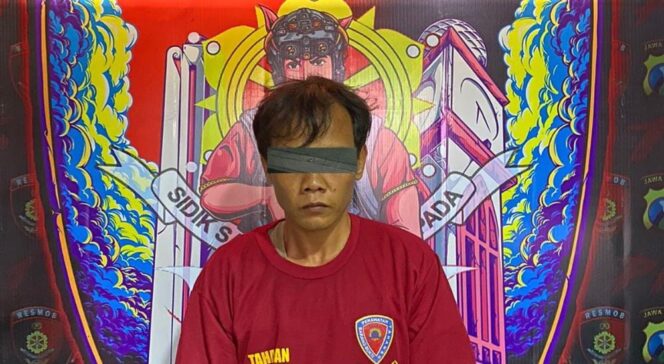 
Pelaku Jambret Kalung Emak-emak di Pasuruan Babak Belur Dimassa