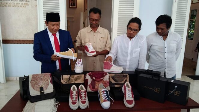 
Sepatu Sutra Produk Buatan Pasuruan Ikut Dipamerkan di KTT G20