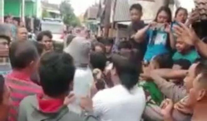 
Nekat Curi Motor di Acara Hajatan, Pria Ini Babak Belur Dimassa