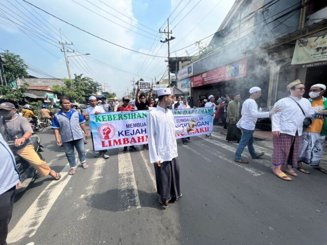 
Warga di Sidoarjo Gelar Aksi Unjuk Rasa, Minta Pemerintah Tutup Pemotongan Unggas