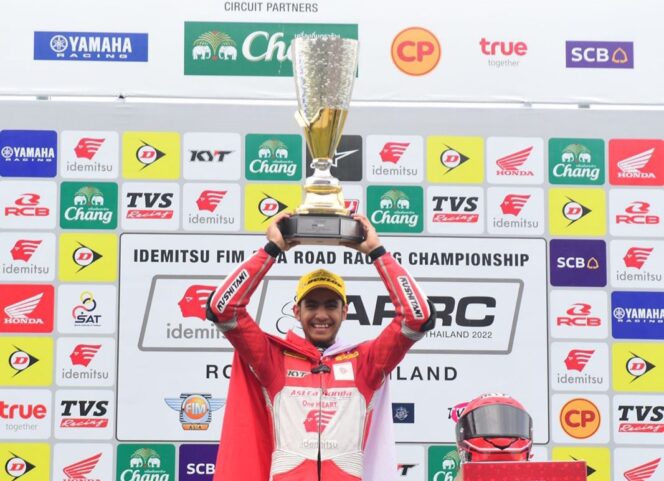 
Cetak Sejarah, Andi Gilang Pebalap Astra Honda Juara Asia SS600