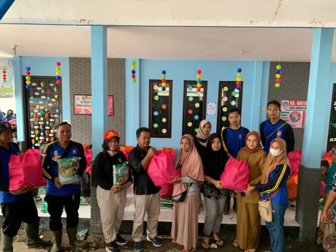 
Ratusan KK Korban Terdampak Banjir Luapan Sungai Kertosono Terima Sembako
