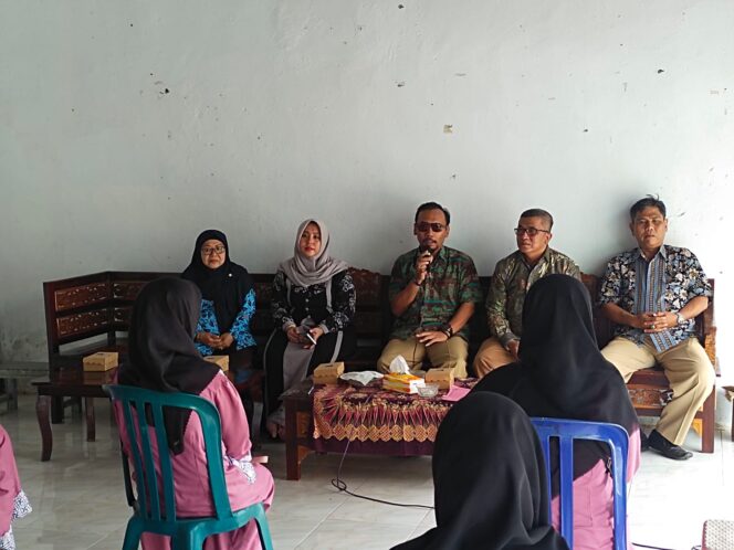 
Warga Desa Sentong Dilatih Kejuruan Menjahit