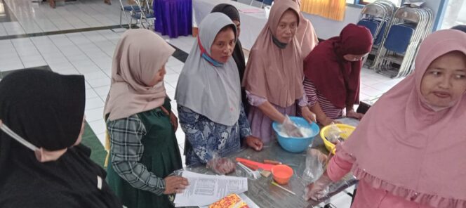 
Emak-emak di Probolinggo Digembleng Wirausaha