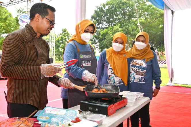 
Fatma Ajak Masyarakat Konsumsi Ikan untuk Dukung Pertumbuhan Anak