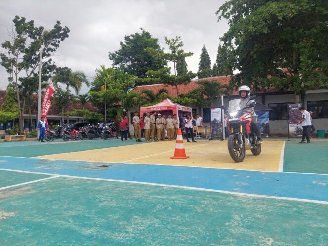 
Cari_Aman Bersama Guru Indonesia, Spesial Peringati Hari Guru Nasional