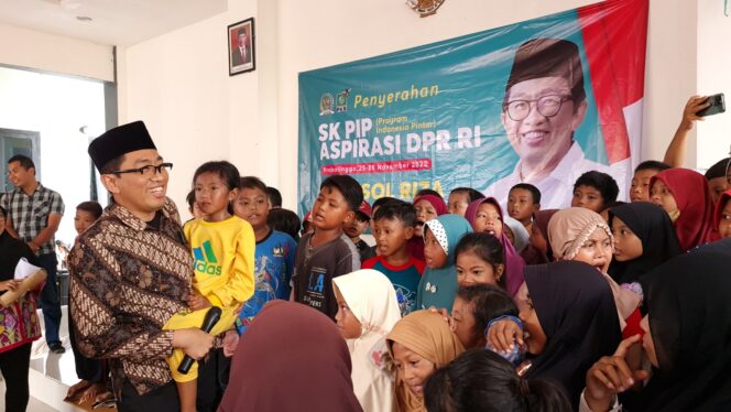 
Faisol Riza Cairkan Bantuan PIP Untuk Siswa SD se-Probolinggo