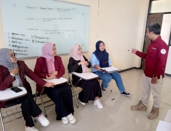 
Mahasiswa Ilmu Komunikasi Universitas Yudharta Pasuruan Latihan Menulis Berita Bersama CEO Kabarpas