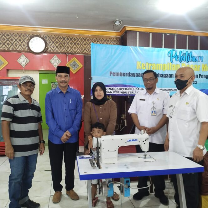 
Pemkab Probolinggo Berikan Hibah Mesin Jahit dan Gerobak Sayur untuk Masyarakat