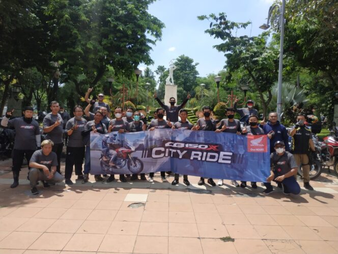 
Puluhan Bikers Ramaikan CB150X City Fun Challenge Surabaya