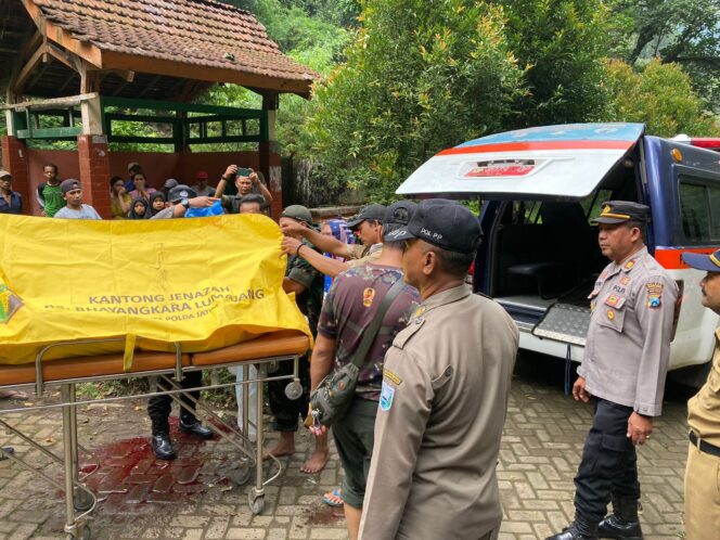 
Tertimpa Batu Berdiameter 30 Cm, Wisatawan Air Terjun Madakaripura Tewas