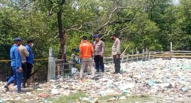 
Jasad Bayi Laki-laki Ditumpukan Sampah Gegerkan Warga Mayangan