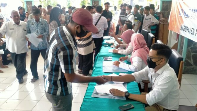 
3.246 Nelayan di Probolinggo Terima BLT Dampak Inflasi Kenaikan BBM