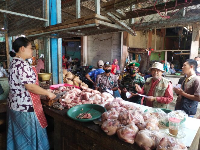 
Jelang Nataru 2023, DKUPP Sidak Harga Bahan Kebutuhan Pokok di Pasar Maron