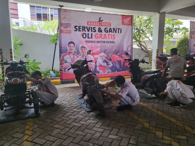 
MPM Honda Jatim Berikan Layanan Service Gratis Ganti Oli 100 Motor untuk Difabel
