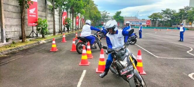 
Cari_ Aman di Jalan, Ayo Berlatih Berkendara di MPM Safety Riding Centre