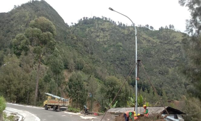 
Dishub Probolinggo Pasang PJU 263 Titik dan PJU Pokir 54 Titik