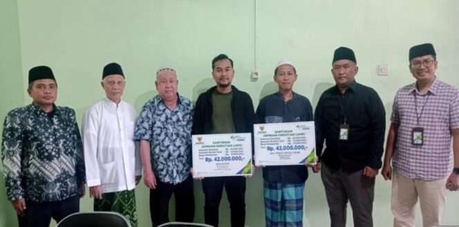 
BPJAMSOSTEK bersama BAZNAS Kota Pasuruan Serahkan Santunan JKM ke Ahli Waris Marbot Masjid