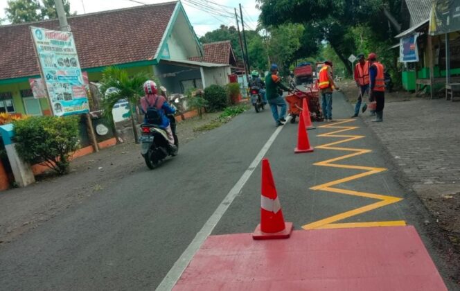 
Dishub Probolinggo Pasang Marka ZoSS di 9 Lembaga Pendidikan