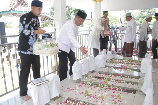 
Peringati Hari Jadi ke-13 Kota Kraksaan, Pemkab Probolinggo  Ziarah Makam Kiai Ronggo