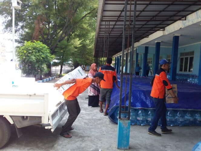 
Baznas Probolinggo Salurkan Bantuan Ratusan Dos Air Mineral untuk Warga Gili Ketapang