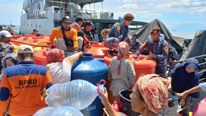 
BPBD Kabupaten Probolinggo Distribusikan 35.000 Liter Air Bersih ke Gili Ketapang