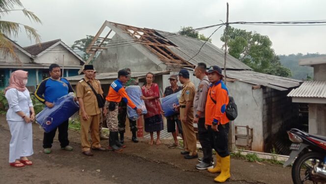 
Atap Dua Rumah Rusak, BPBD Berikan Bantuan
