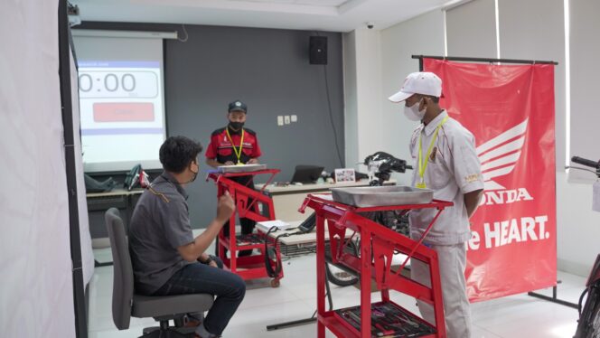 
MPM Honda Jatim Seleksi 98 Guru dan Siswa SMK Binaan Pada Festival Vokasi Satu Hati
