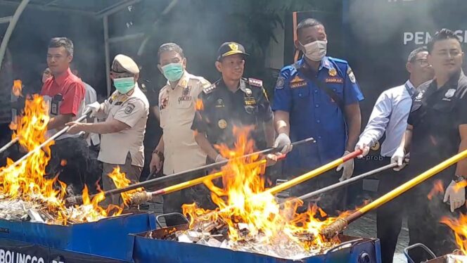 
Bea Cukai Probolinggo Musnahkan Jutaan Batang Rokok Ilegal 