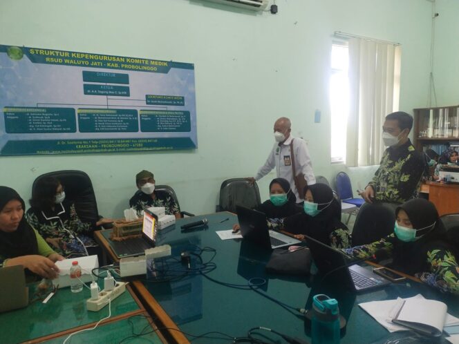 
Jaga Mutu Pelayanan, RSUD Waluyo Jati Kraksaan Lakukan Survey Akreditasi