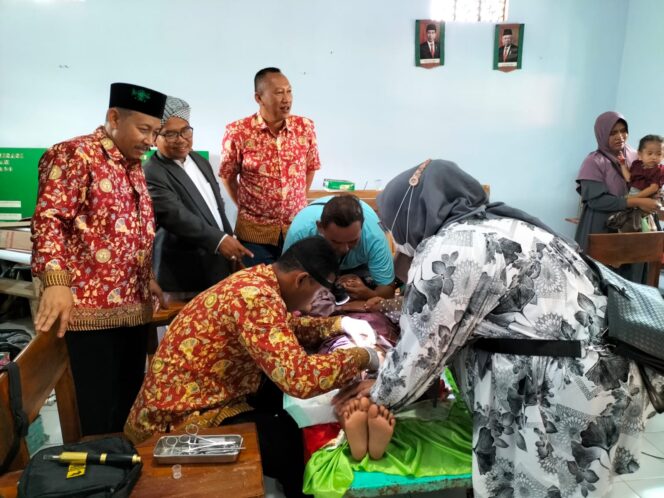 
Puluhan Anak dari Keluarga Kurang Mampu Ikut Sunat Massal