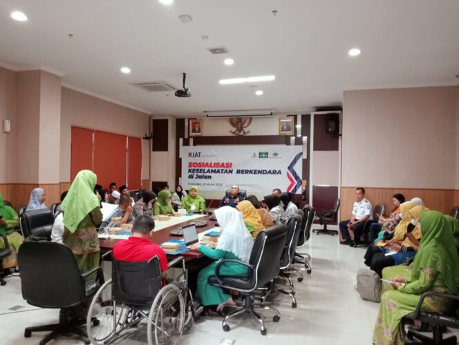 
Muslimat NU Kabupaten Probolinggo Berikan Sosialisasi Keselamatan Berkendara di Jalan Raya