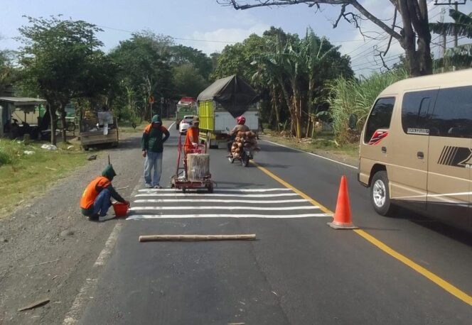 
Kurangi Laju Kecepatan Kendaraan, Dishub Pasang Marka Pita Kejut