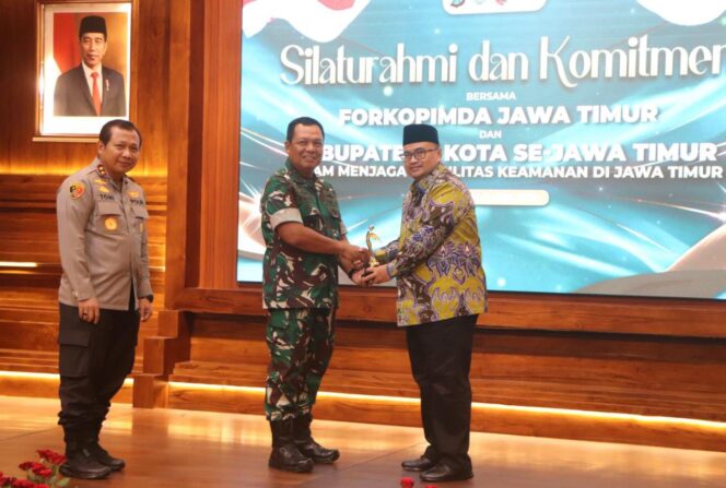 
Berkat Bangun Palang Pintu, Wabup Timbul Terima Penghargaan dari Pangdam V Brawijaya