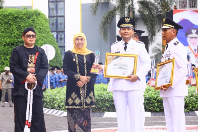 
Camat Tongas Raih Juara III Lomba Sinergitas Penyelenggara Pemerintahan di Kecamatan se-Jatim